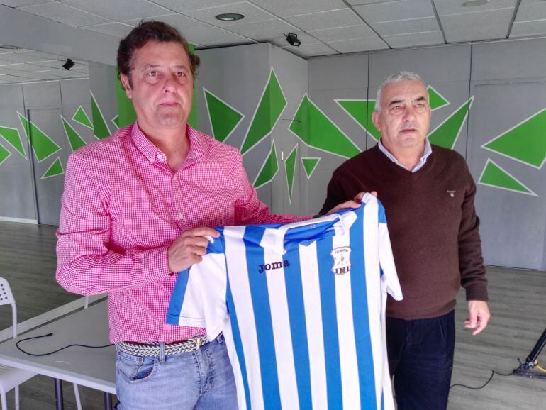 Paco Cala junto a Manuel Queijo, delegado del equipo durante la presentación en Indoor Jerez 