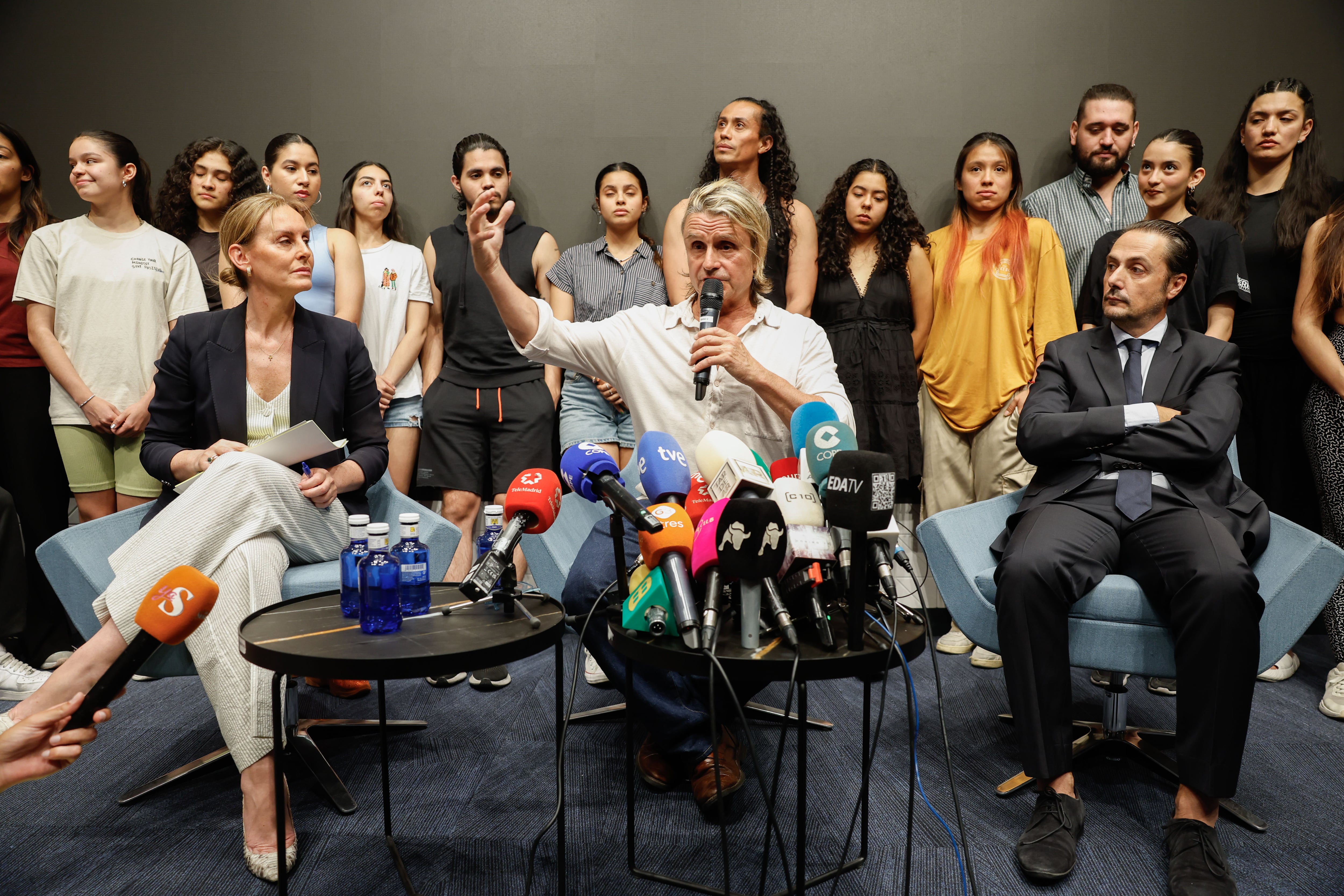 El compositor y productor teatral español Nacho Cano en rueda de prensa junto a varios bailarines de su musical &#039;Malinche&#039;