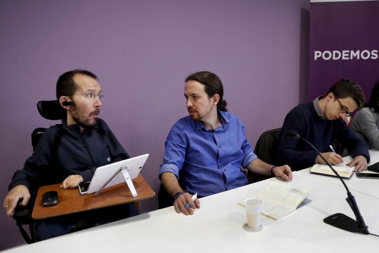 El líder de Podemos, Pablo Iglesias, conversa con el secretario del partido en Aragón, Pablo Echenique, junto al portavoz parlamentario del partido, Ínigo Errejón, al inicio del Consejo Ciudadano