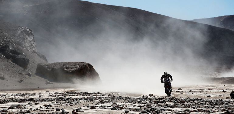 ALTAMIRA, CHILE - JANUARY 08: #79 Txomin Arana Cobeaga of Spain for Gor Sport YZF450 Yamaha competes during day 5 of the Dakar Rallly on January 8, 2015 between Copiapo and Antofaasta near Altamira, Chile. (Photo by Dean Mouhtaropoulos/Getty Images)