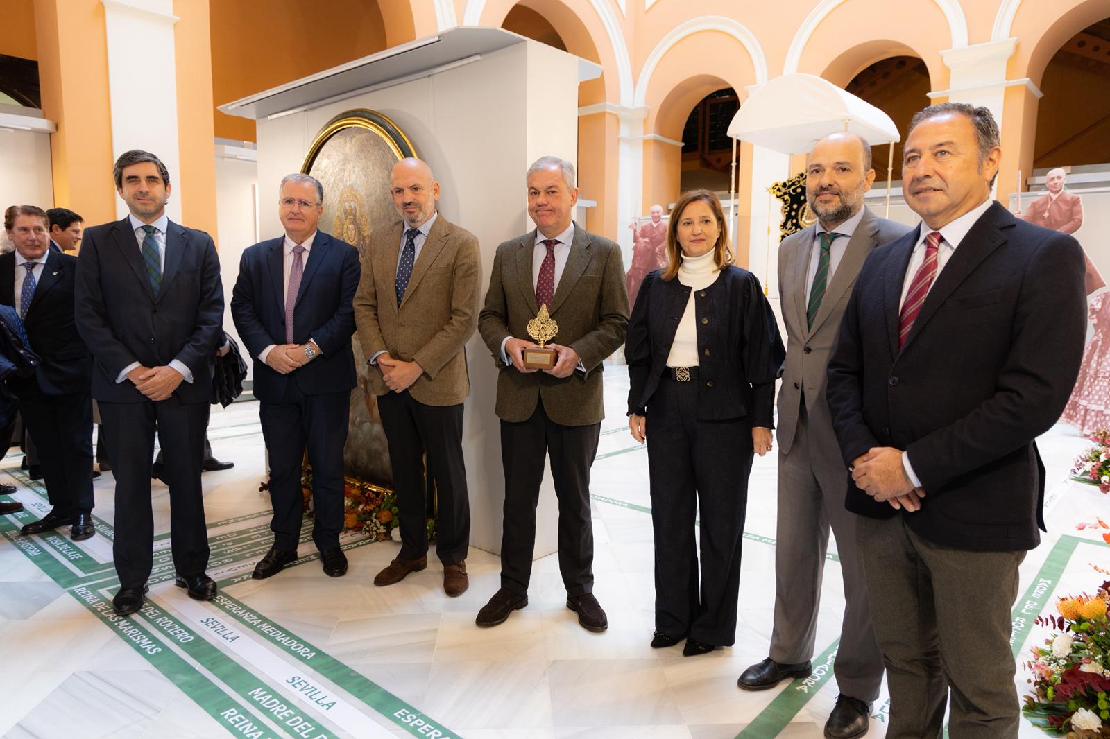 Foto de familia en la inauguración de la muestra dedicada en el Ayuntamiento a la Hermandad del Rocío de Sevilla