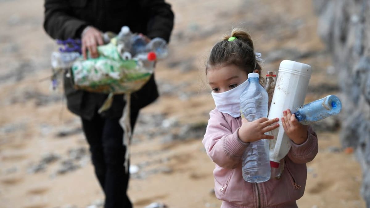 Entrevista con el papá de Alejandra, la niña que recogió plasticos el primer día de paseo y el fotoperiodista Eloy Alonso