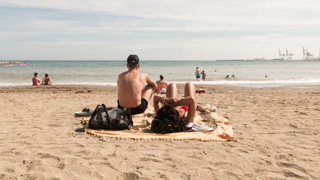 Bañistas disfrutan de la playa de Málaga en verano (Archivo)