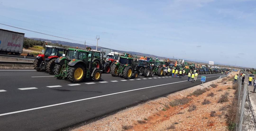 Corte de la Autovía A-4, a la altura de Valdepeñas, en donde se han congregado hasta 500 tractores, provocando un atasco kilométrico 