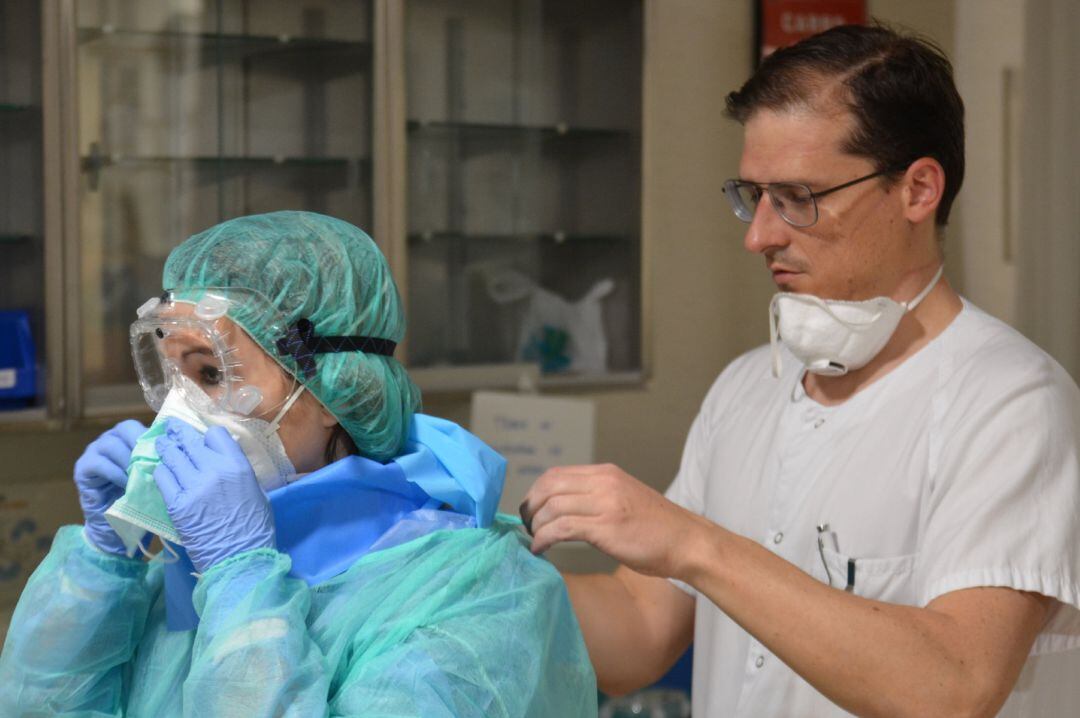 Dos profesionales sanitarios trabajando.