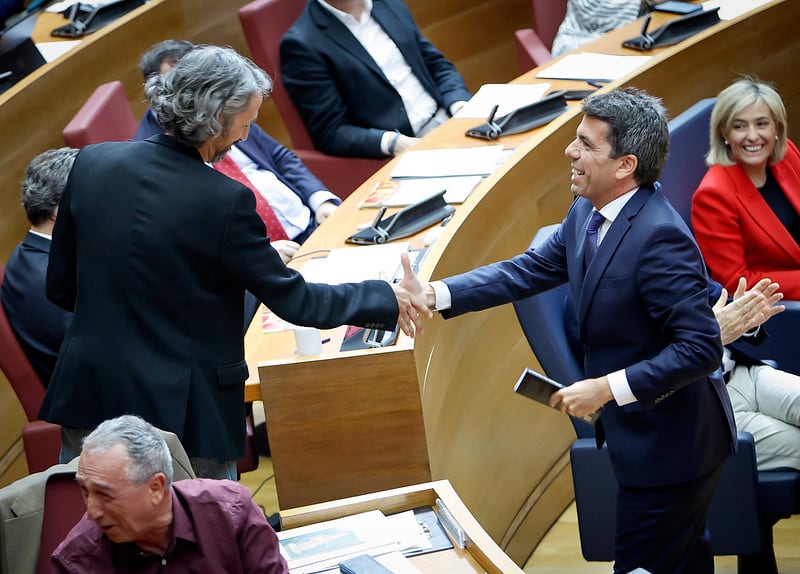 Carlos Mazón recibe un libro de Juan Bordera de Compromís en una imagen de archivo, durante un pleno del 25 de abril de 2024.