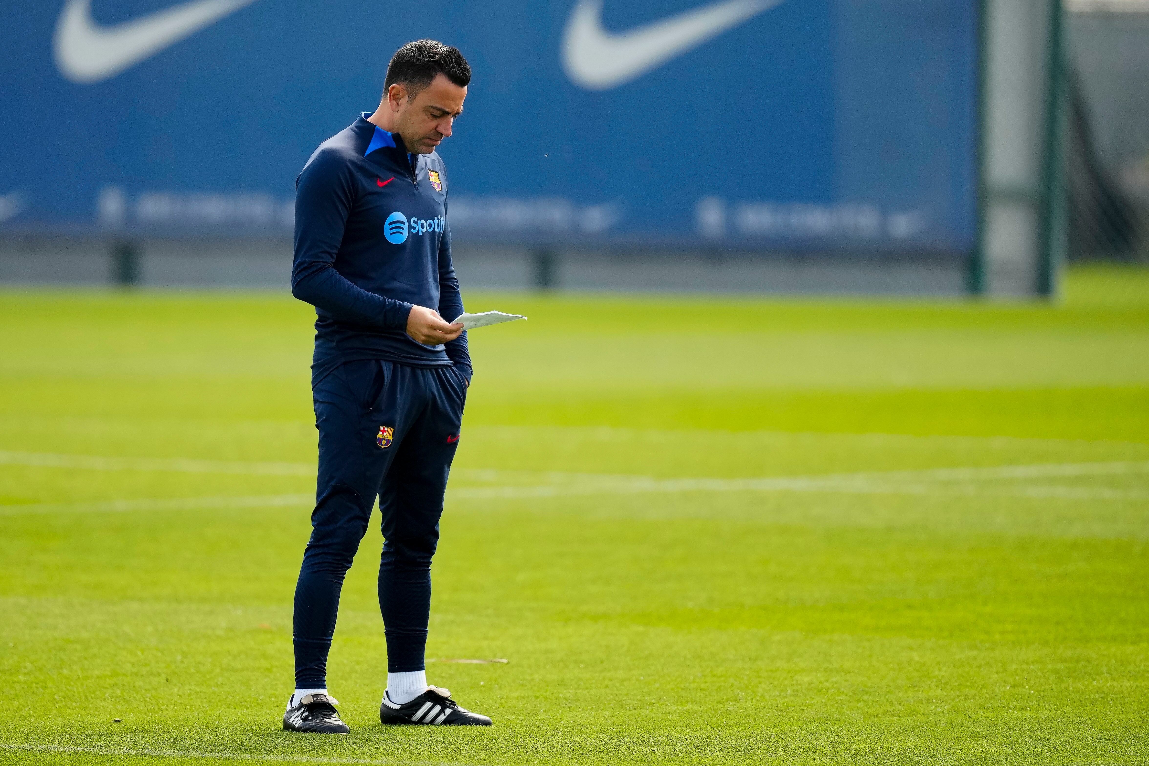 El entrenador del FC Barcelona, Xavi Hernandez, durante el entrenamiento del equipo azulgrana previo al partido de LaLiga que disputarán contra el Rayo Vallecano.