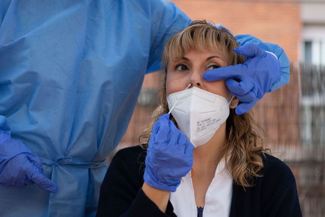 Dos profesionales sanitarias del Centro de Atención Primaria  enseñan cómo realizar tests PCR 