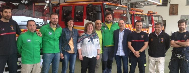 Los bomberos voluntarios junto con Rocío Fraga, concelleira de igualdade