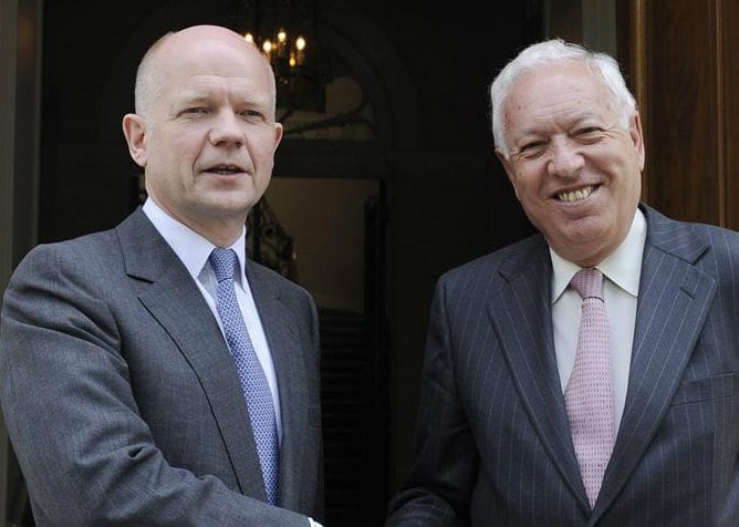 El ministro de Exteriores británico, William Hague, y el ministro español, José Manuel García Margallo a la salida de su reunión en Londres en la que han han instado a las autoridades de Gibraltar a llegar a un acuerdo con los pescadores de Algueciras y e