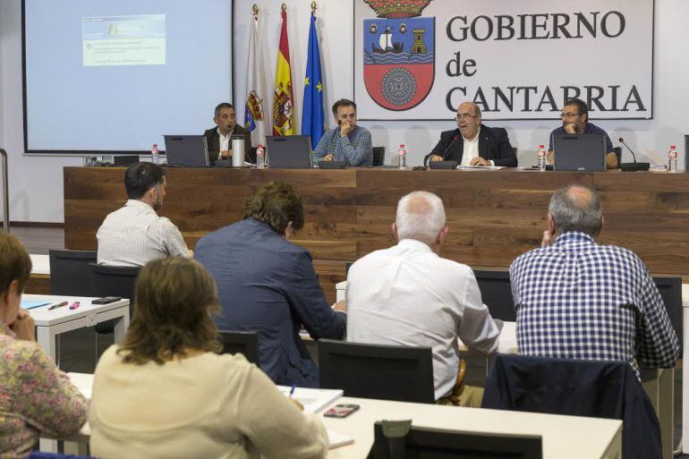 Reunión de la Mesa para la prevención y lucha contra los incendios forestales.