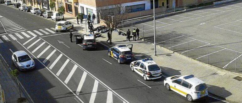 Policía con algunos detenidos tras la trifulca en la zona de los hechos