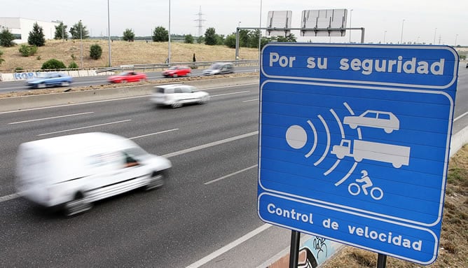 Cartel de advertencia de velocidad en una autovía