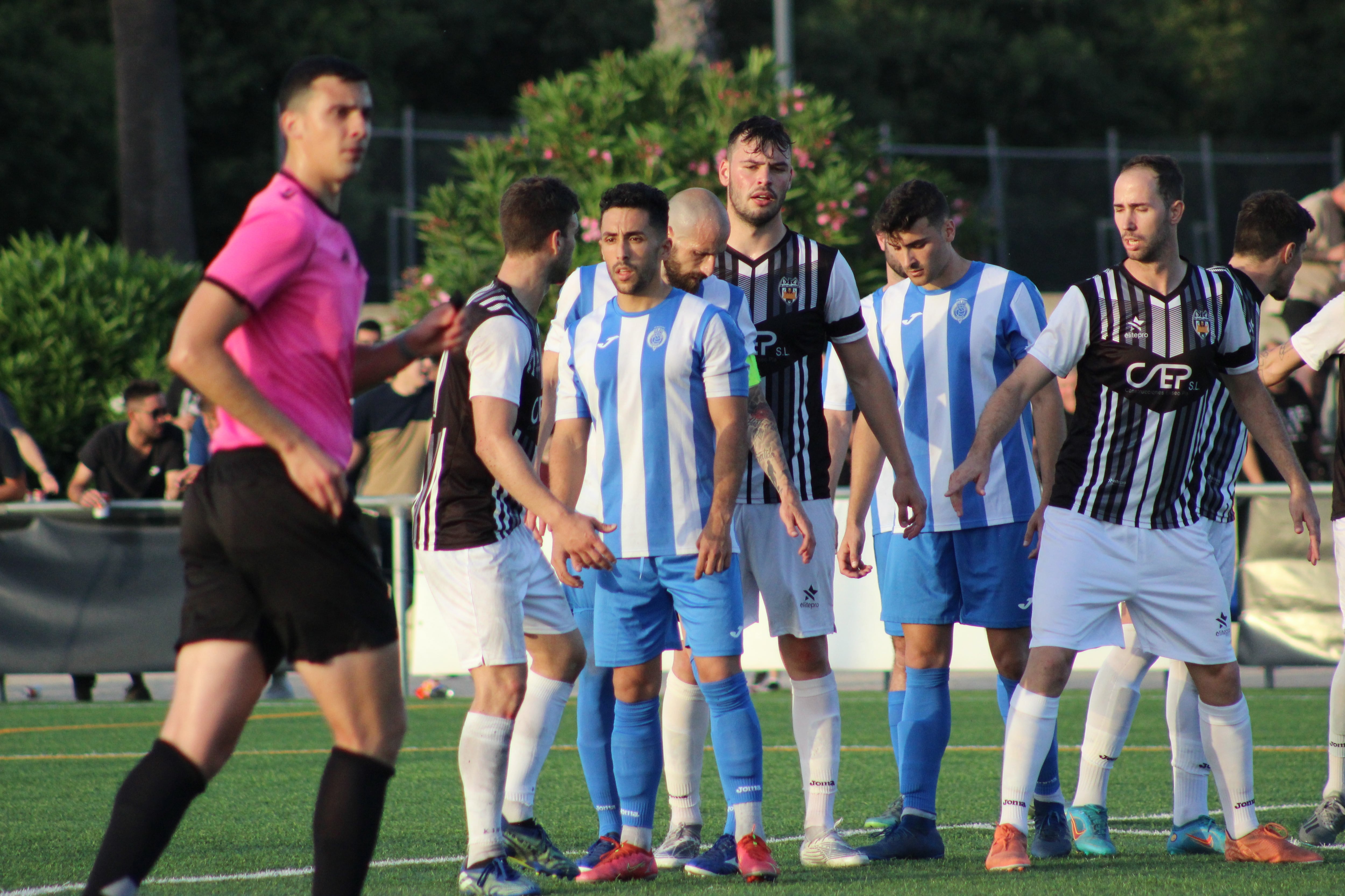 Los jugadores durante un lanzamiento de falta