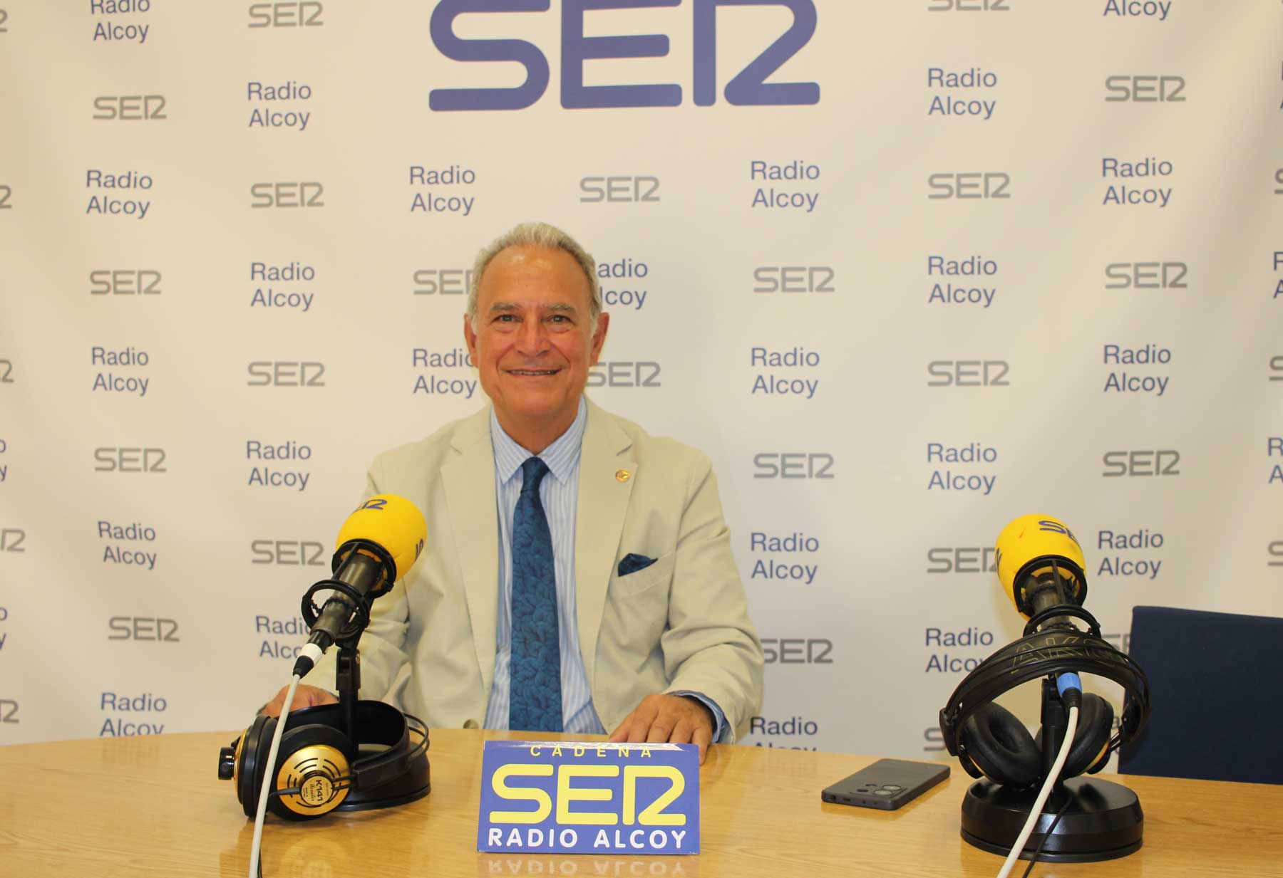 Indalecio Carbonell, en el estudio central de Radio Alcoy