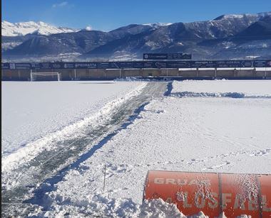 El campo del Sabiñánigo sigue cubierto de nieve que intenta quitar la directiva para reanudar la actividad lo antes posible