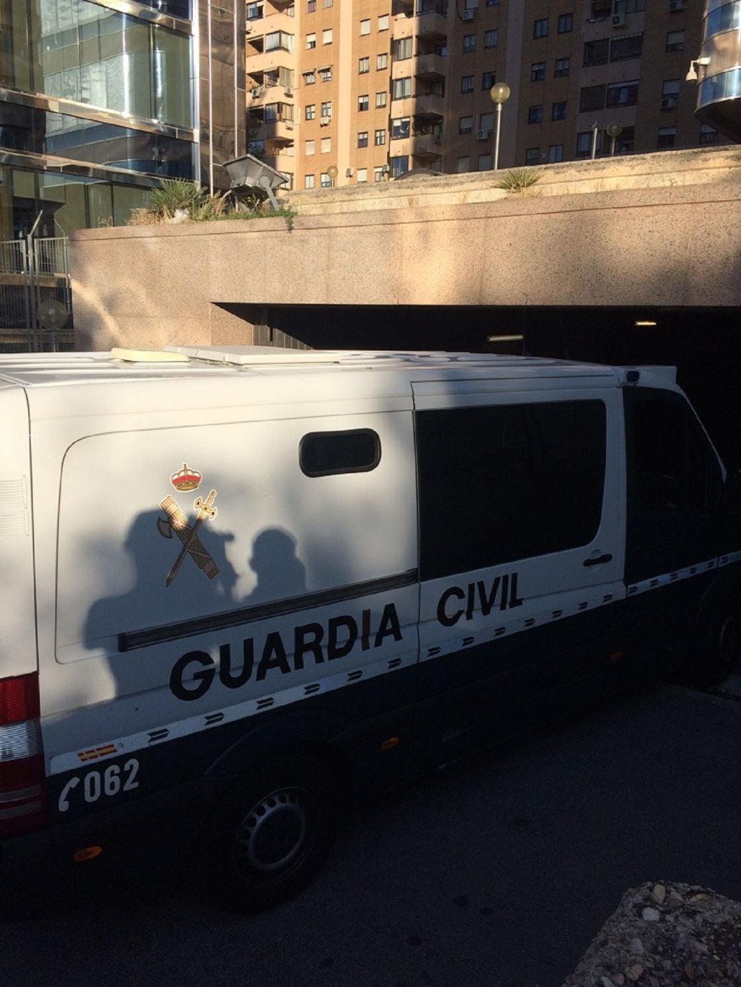 Un furgón de la Guardia Civil accede a la Audiencia Provincial