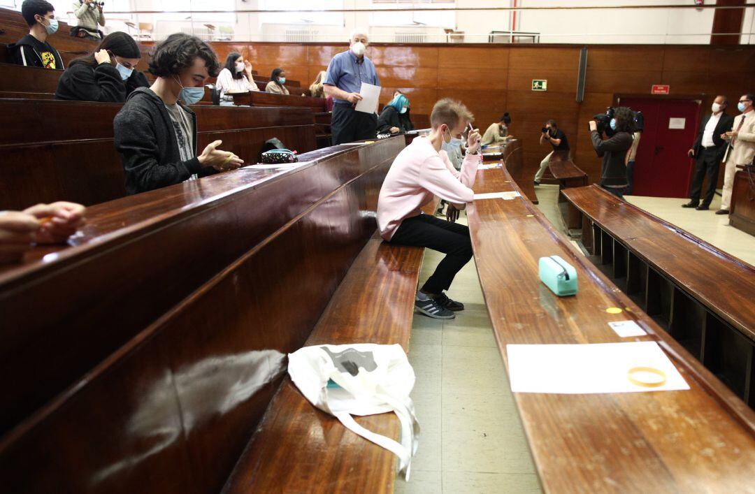 Varios alumnos durante la realización de los exámenes