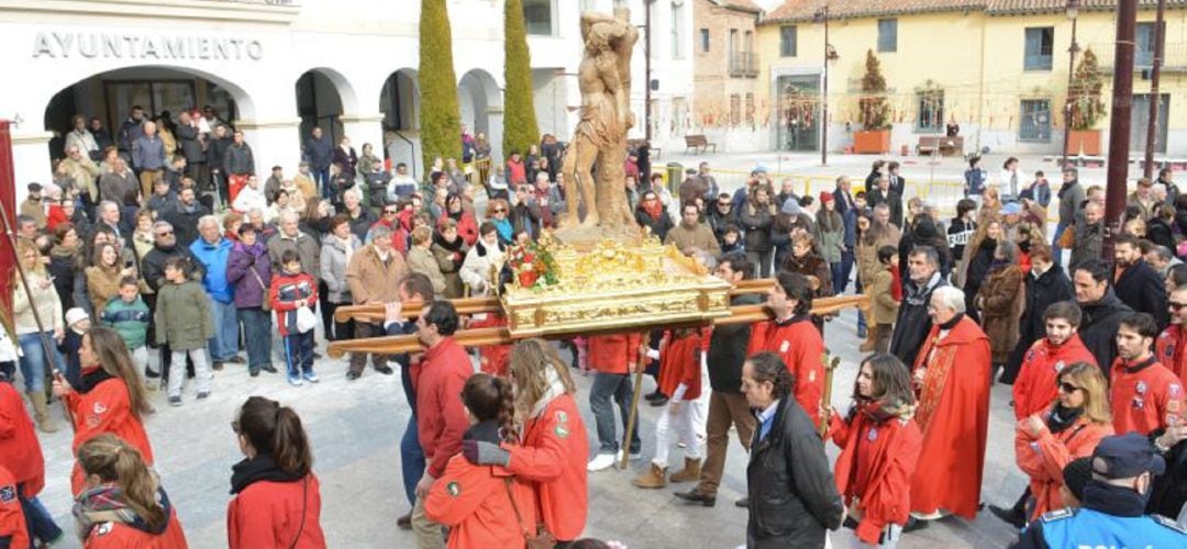 Procesión con la imagen del santo