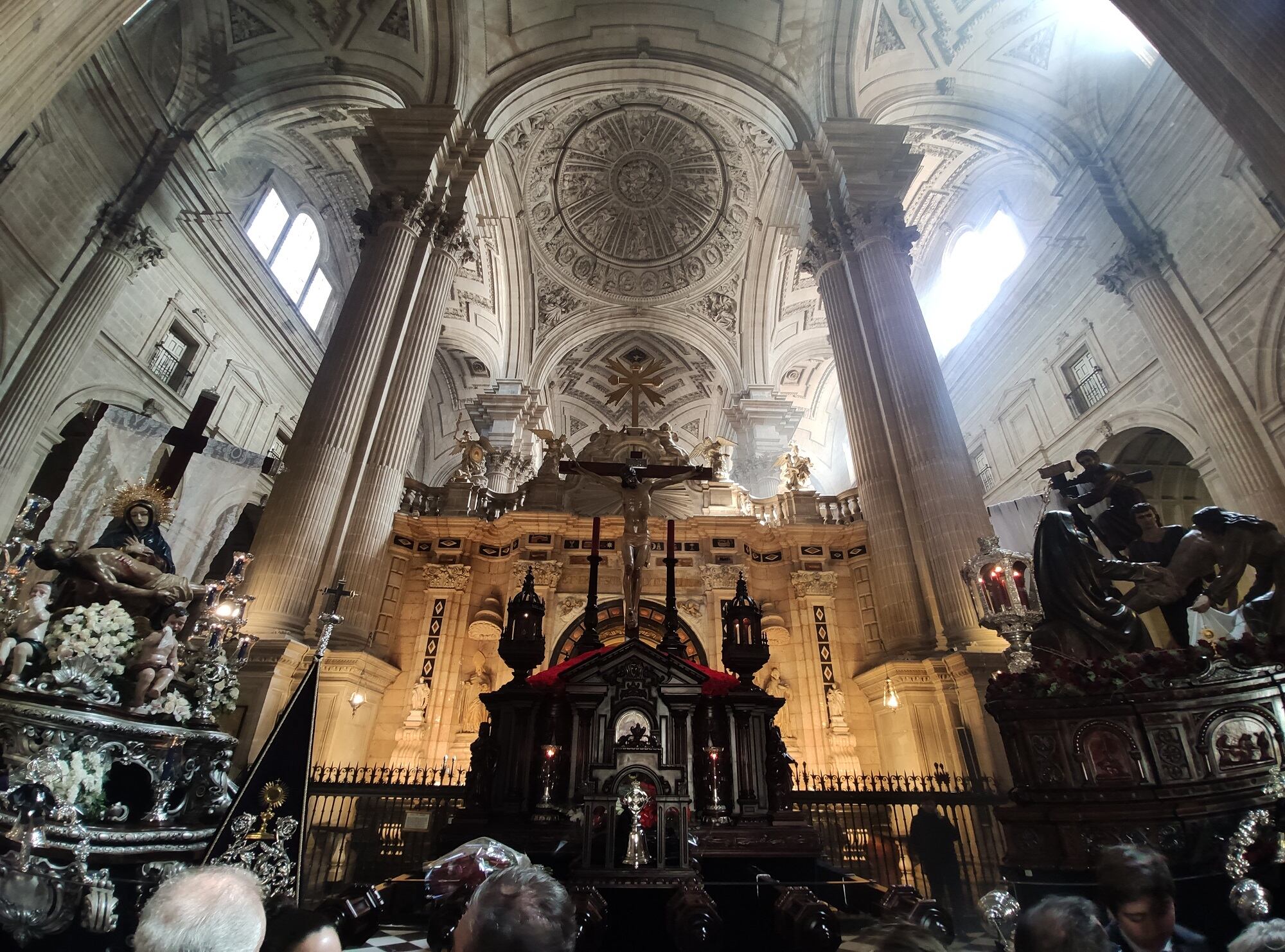 Los tres pasos de la Buena Muerte de Jaén, en las naves de la Catedral, antes de una estación de penitencia.