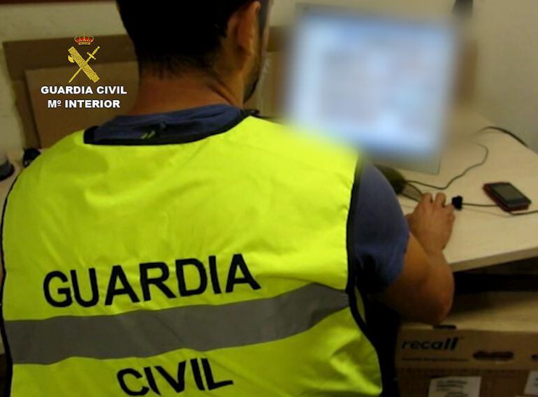 Imagen de un Guardia Civil, tras una investigación por un caso de delitos cibernéticos.