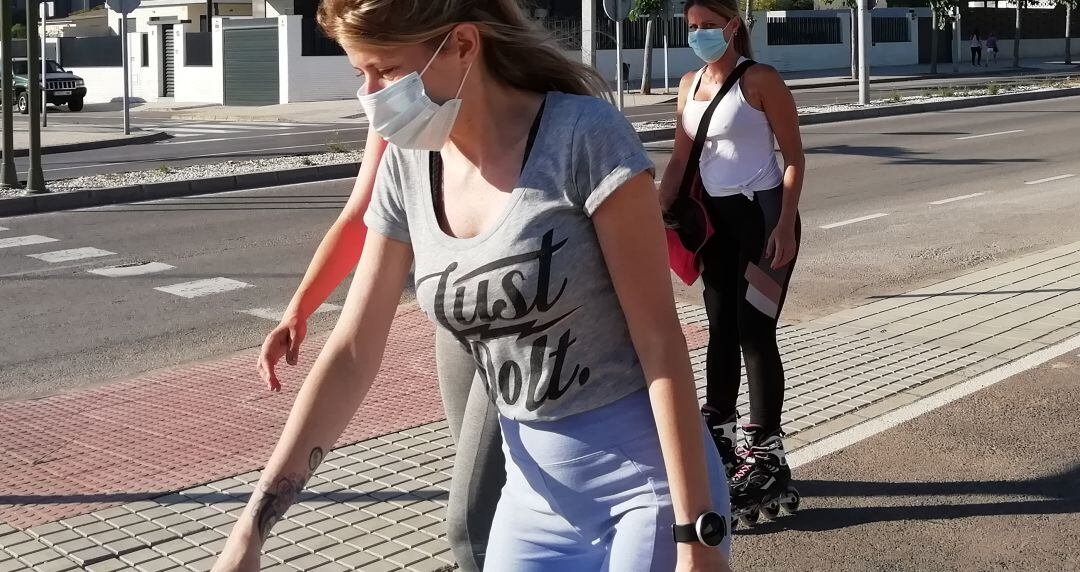 Patinadoras en Castelló con mascarilla