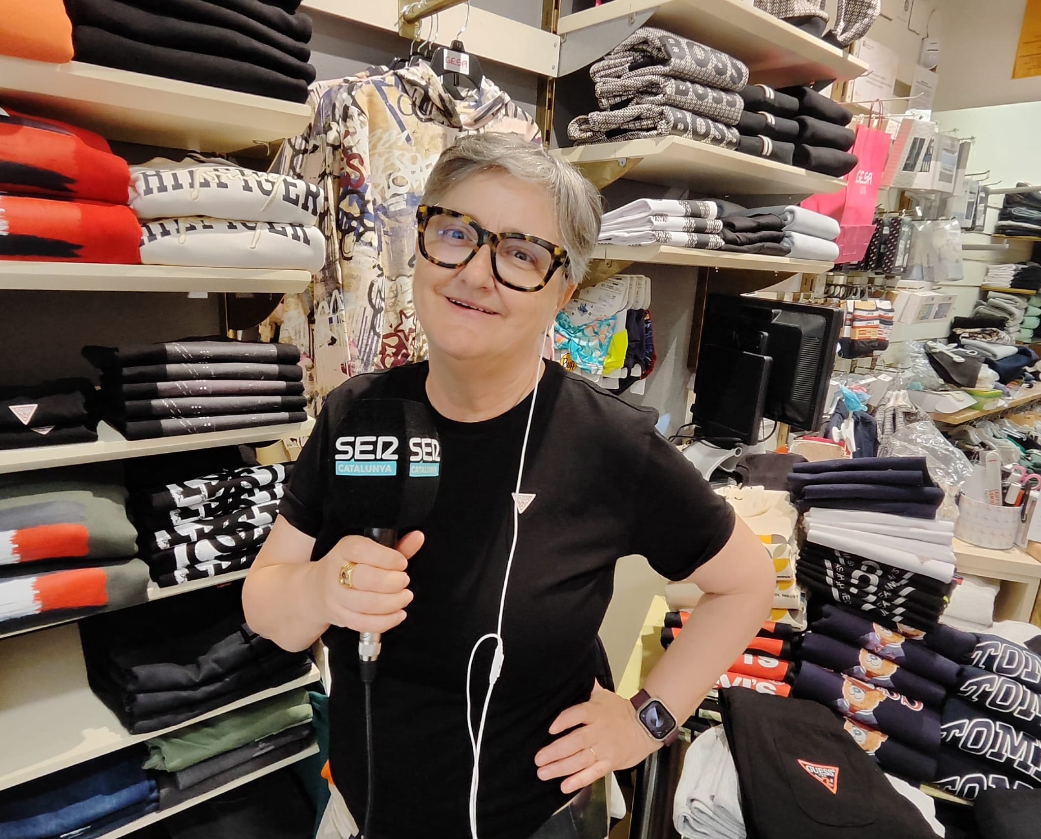 Montse Eritja atèn Ràdio Lleida-SER Catalunya des de la botiga que regenta de roba infantil al carrer Major de Lleida.