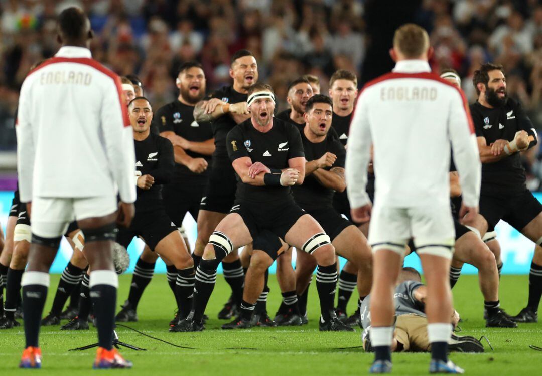 Los jugadores ingleses contemplan la haka de Nueva Zelanda en la semifinal del mundial de rugby.