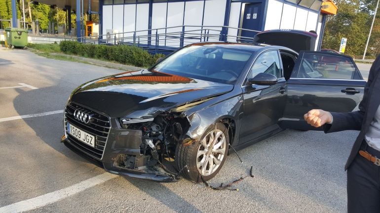 El propio Puigdemont ha publicado esta foto de cómo ha quedado su coche oficial en su cuenta de Twitter