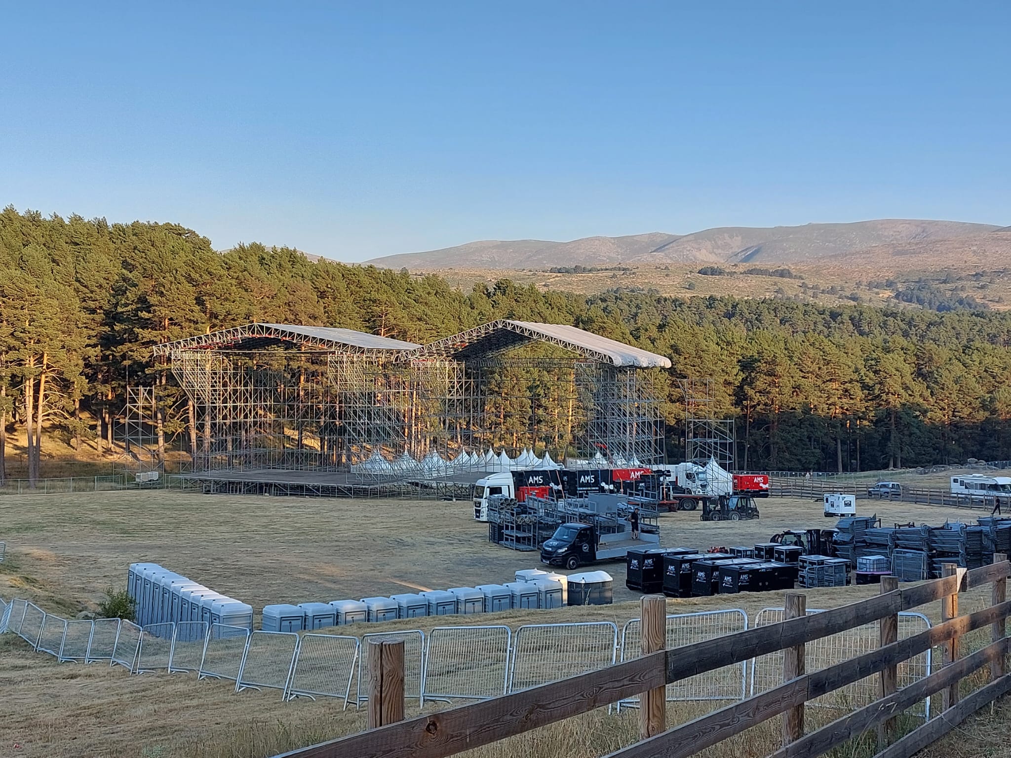 Desmontaje de la infraestructura de Músicos en la Naturaleza, después de que se cancelara el festival