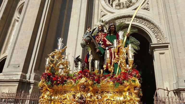 El misterio de La Borriquilla saliendo de la Catedral en la Semana Santa de 2017, cuando se cumplían 100 años de la hechura de la imagen