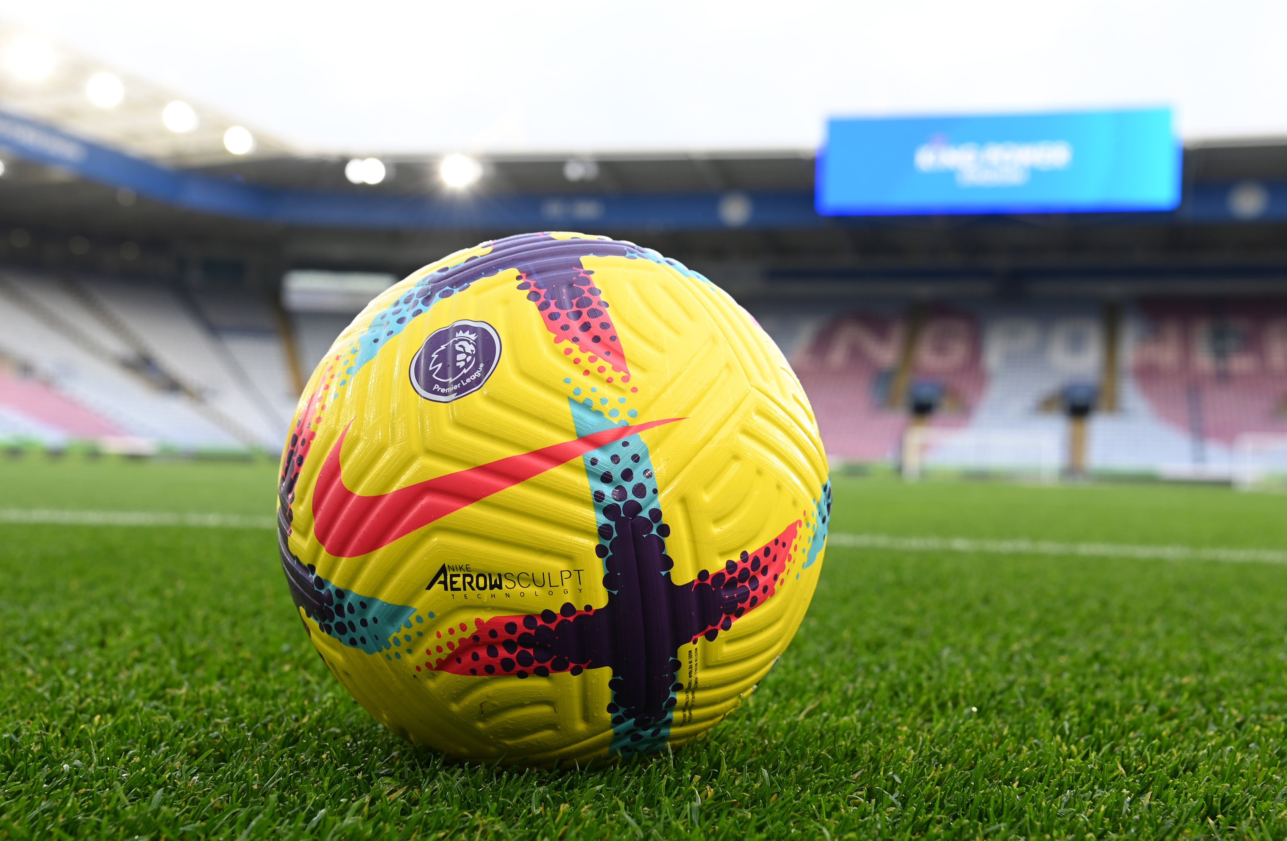 El balón de la Premier League, antes de dar comienzo un partido de la liga inglesa