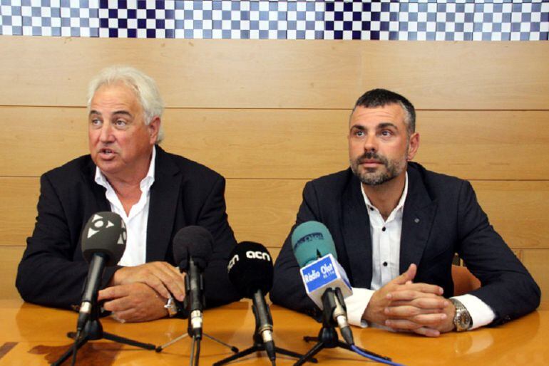 L&#039;alcalde d&#039;Olot, Josep Maria Corominas (a l&#039;esquerra) i el Conseller de Territori, Santi Vila, després de la reunió.