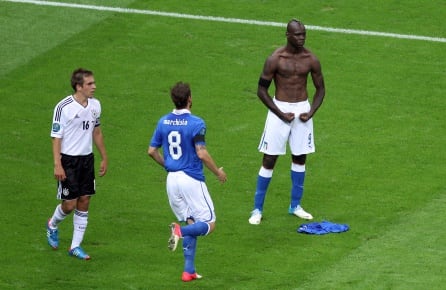 Mario Balotelli protagonizó la semifinal de la Eurocopa 2012 contra Alemania con esta celebración