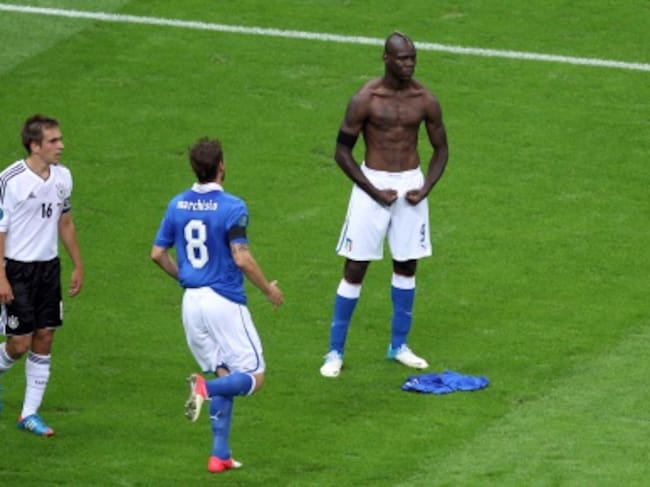 Mario Balotelli protagonizó la semifinal de la Eurocopa 2012 contra Alemania con esta celebración