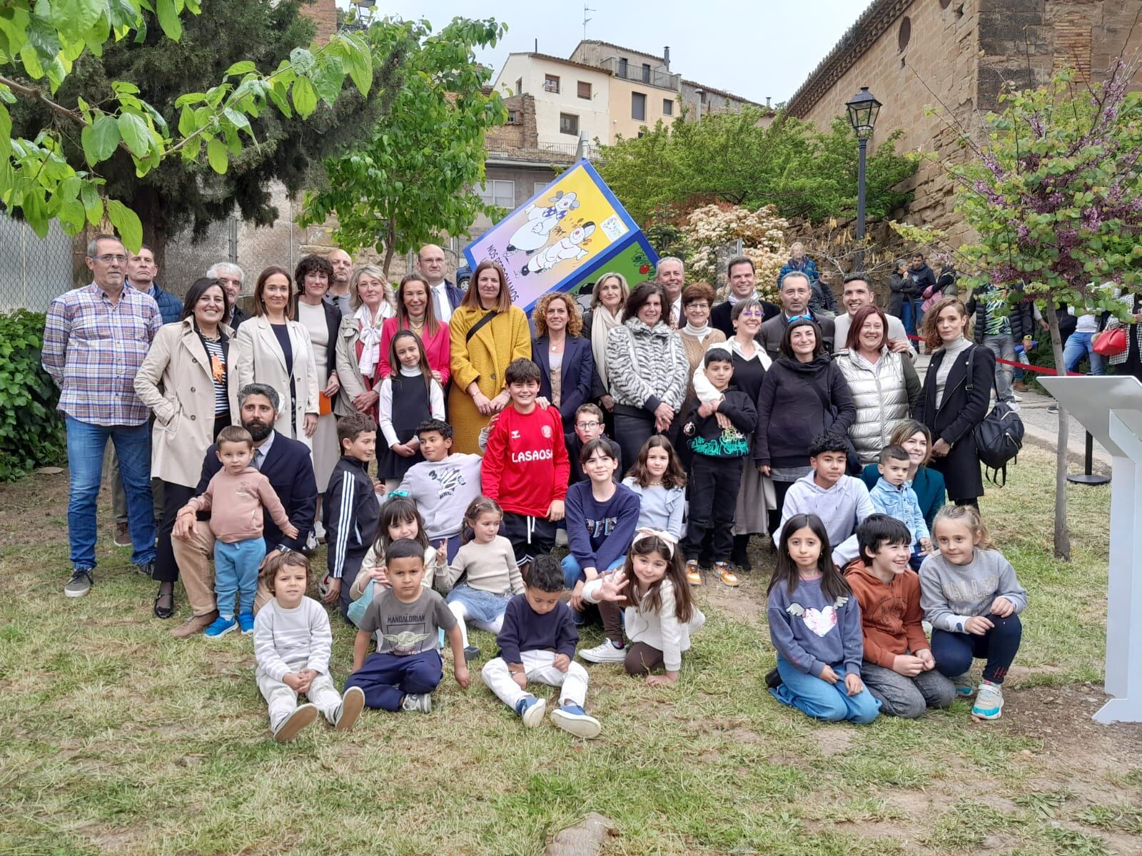 Momento de la inauguración del Dado de la Paz en Bolea
