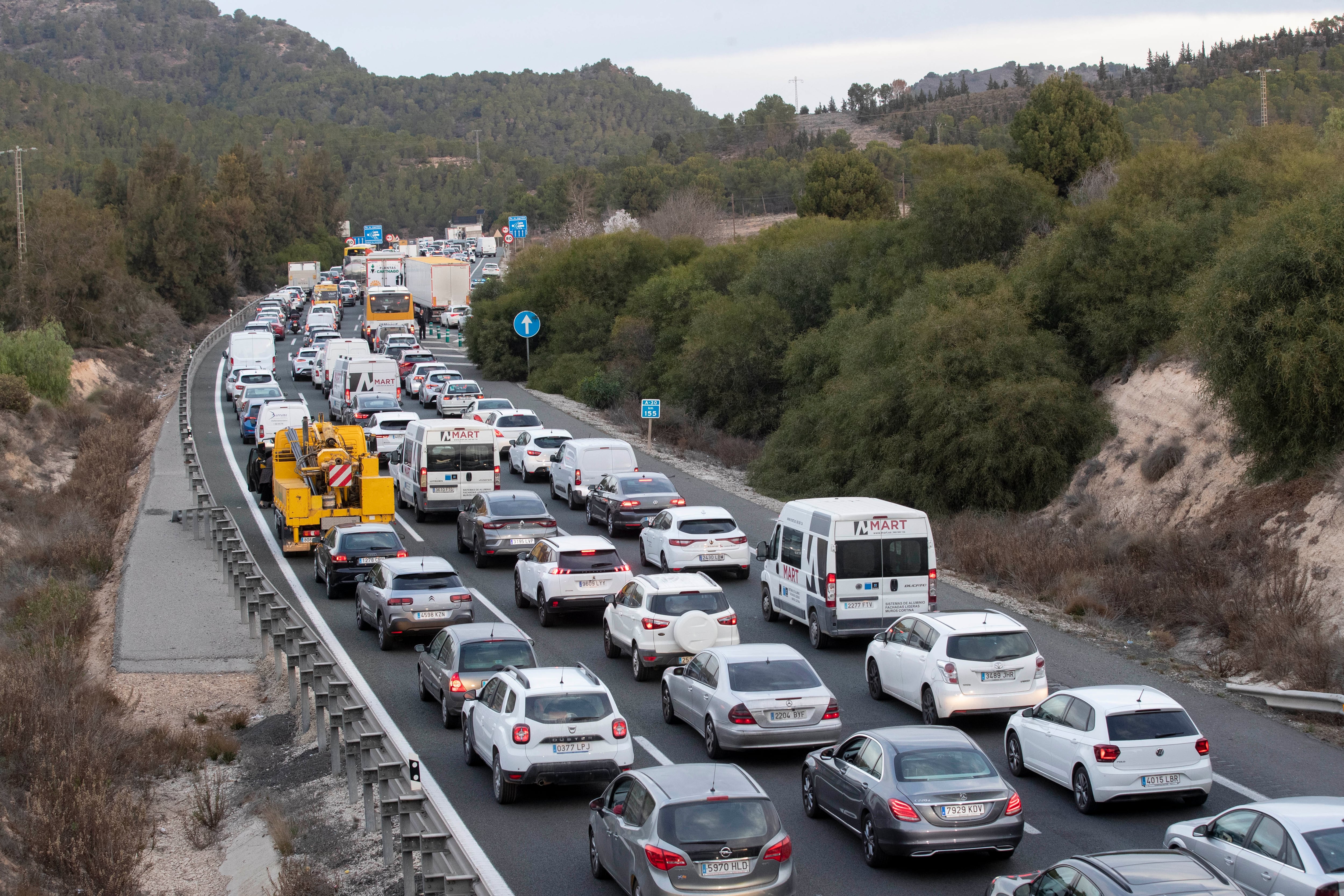 MURCIA, 06/02/2024.- Decenas de tractores y camiones se han echado esta madrugada a la carretera, colapsando la autovía A-30 y el nudo viario del campus universitario de Murcia, con el objetivo de llegar a la capital para protestar por la situación que atraviesa el campo. Los tractores y camiones bloquean en estos momento la autovía RM-15 (Caravaca-Murcia) y la A-30, en el Puerto de la Cadena, donde alrededor de 400 vehículos han cortado totalmente el vial en dirección a Murcia. EFE/Marcial Guillén
