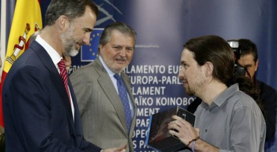 Pablo Iglesias regala al rey los DVD de ‘Juego de Tronos’