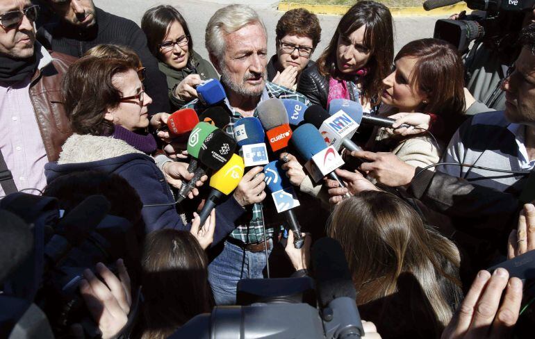 GRA135. BARCELONA, 27/09/2013.- Juan Pardo, el hombre que perdió a su hija, a su nieta y a su primera mujer, el pasado día 24, en el siniestro del avión en los Alpes franceses, que apuntan a que fue provocado por el copiloto de la aeronave, atiende a los medios de comunicación a su salida del Hotel Rey Don Jaime de Castelldefels en Barcelona. EFE/Andreu Dalmau