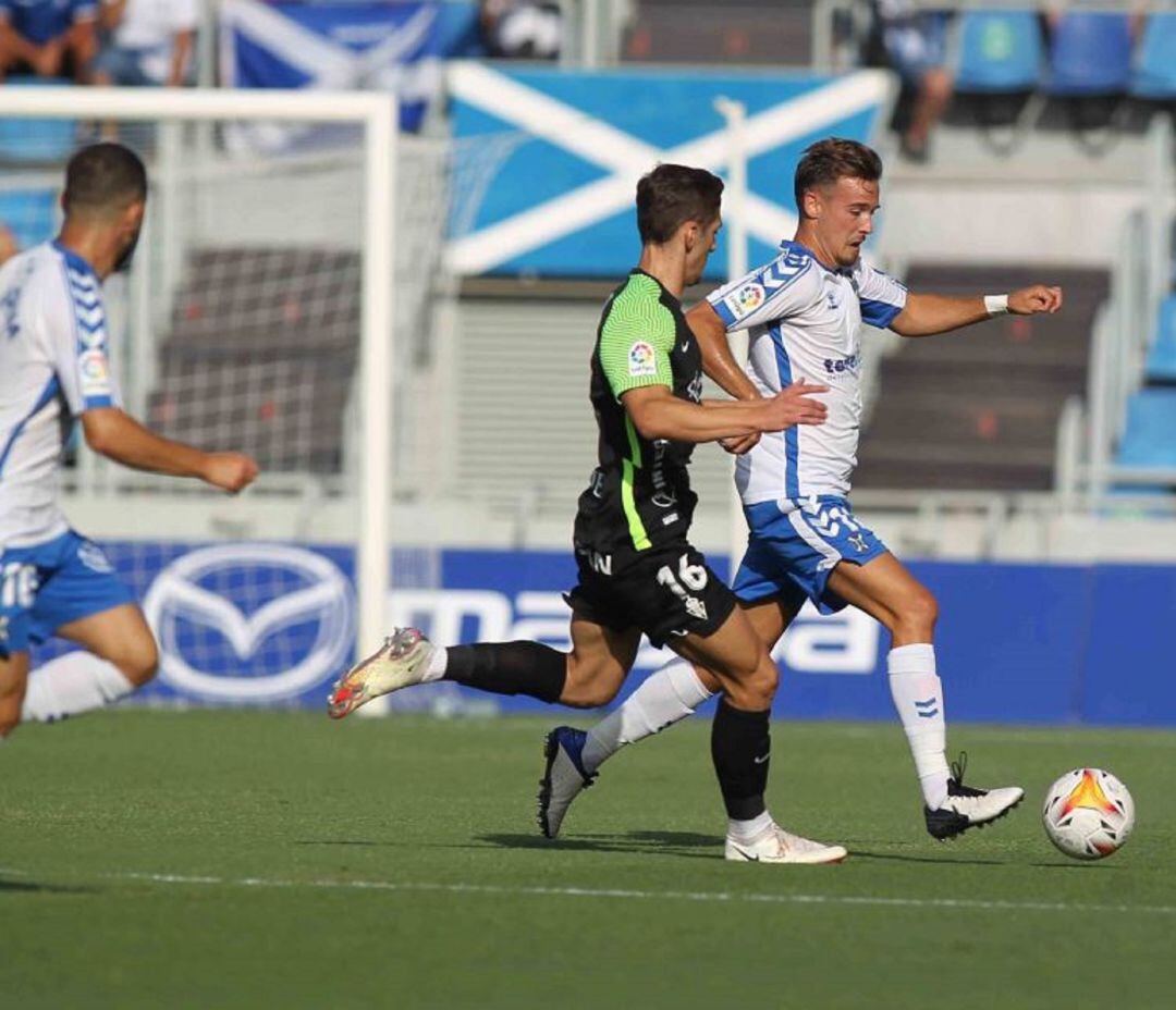 Un lance del primer partido de la temporada en casa.