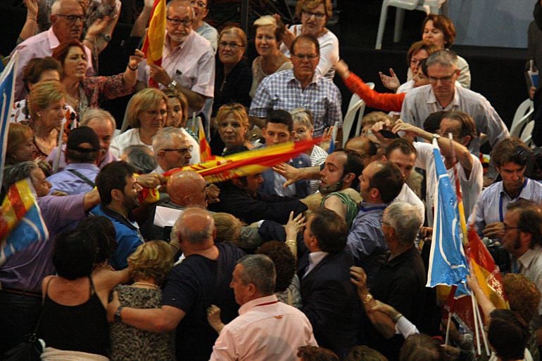 Miembros de la PAH, expulsados del mitin de Rajoy en Barcelona