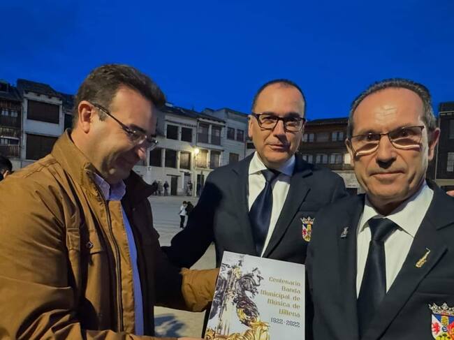 No faltó la entrega de un ejemplar del libro del centenario de la banda municipal