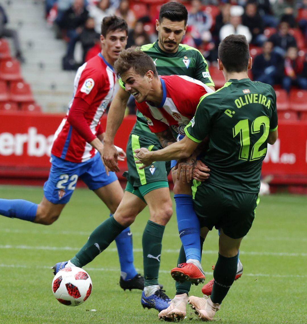 Sergio Álvarez, que volvía a Gijón; y Oliveira frenan a un jugador del Sporting