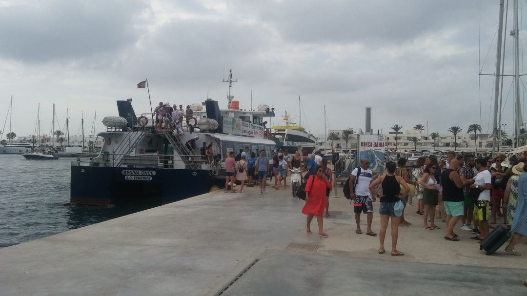 Imagen de archivo de turistas llegando al puerto de la Savina