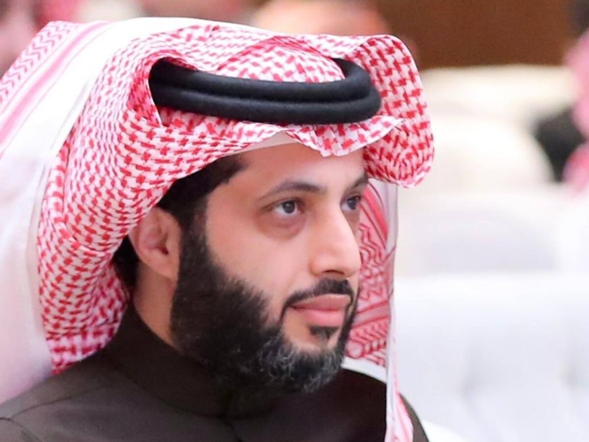 Turki habla con la grada