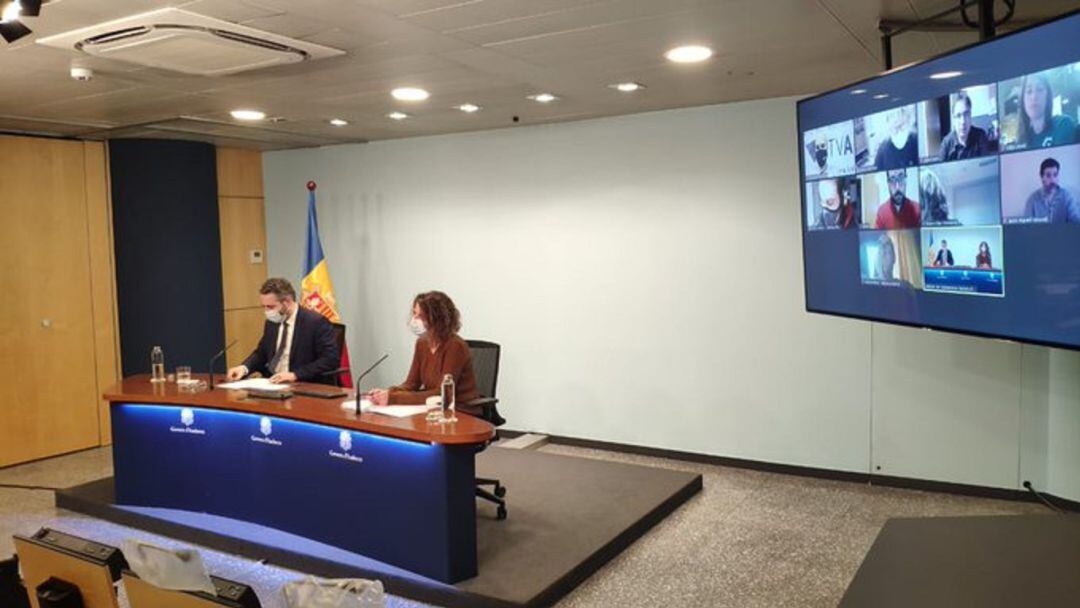 El ministre Portaveu, Eric Jover, i Odile Sarroca, metgessa internista i membre del comitè d'experts