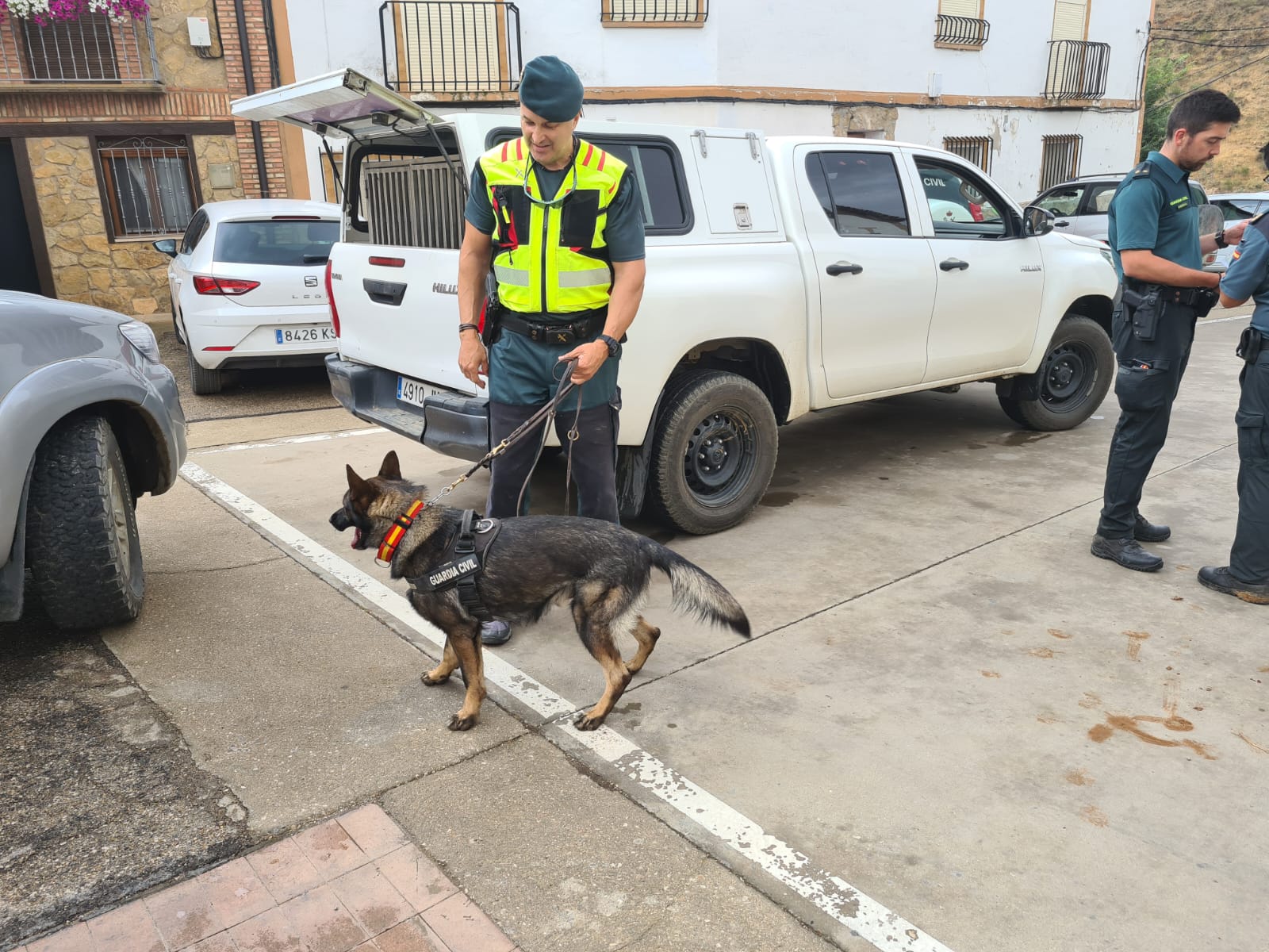 Agente de la Guardia Civil de Soria, con perro de rastreo.