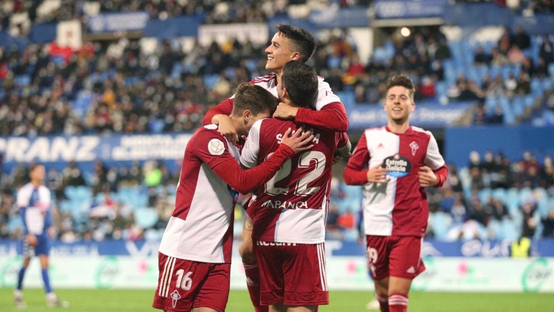 Cervi celebra con Mina y Baeza uno de los goles del Celta