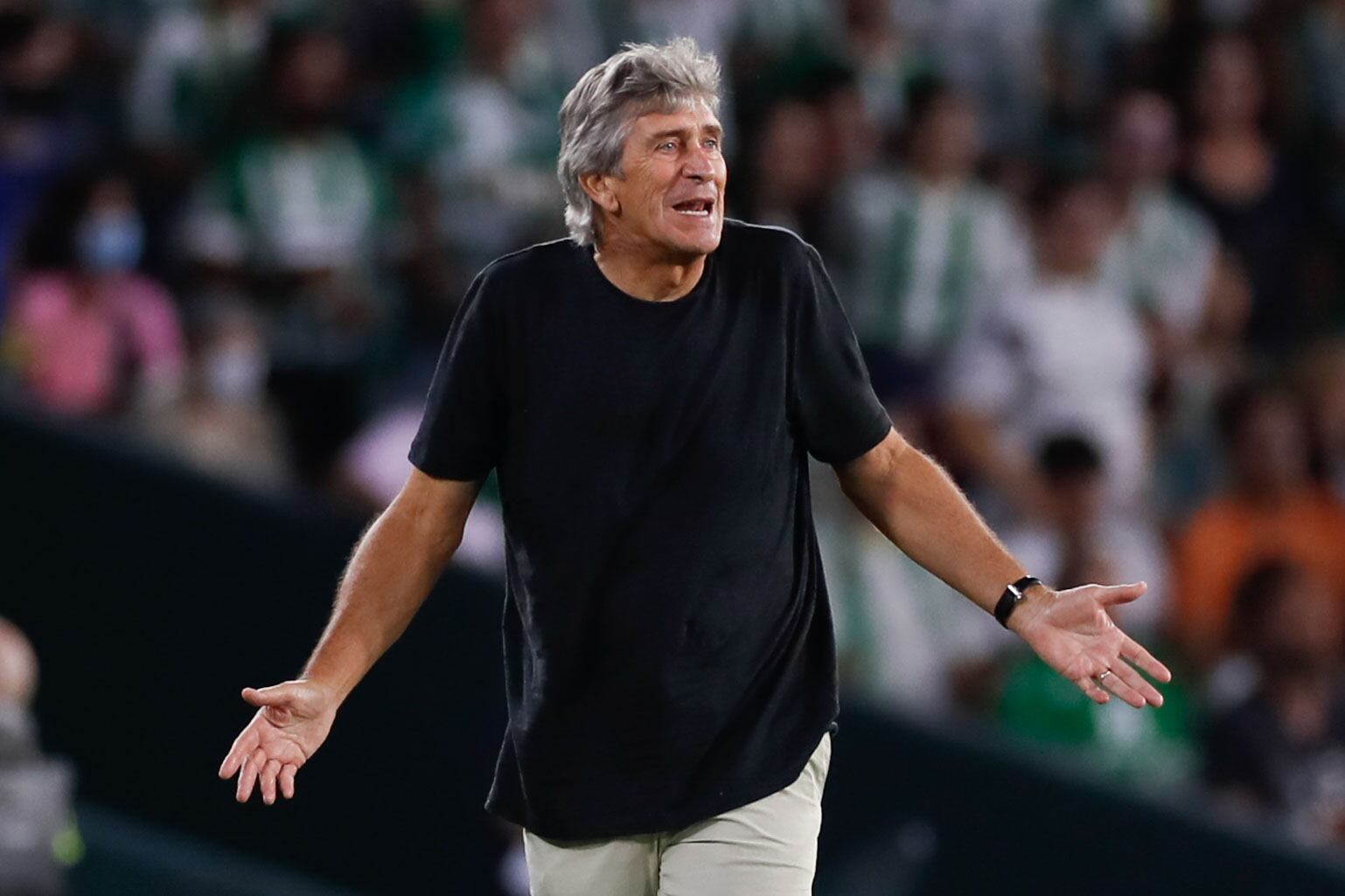 SEVILLA, 15/08/2022.- El entrenador del Real Betis, Manuel Pellegrini, durante el partido de la primera jornada de Liga en Primera División que Real Betis y Elche CF disputan hoy lunes en el estadio Benito Villamarín, en Sevilla. EFE/José Manuel Vidal
