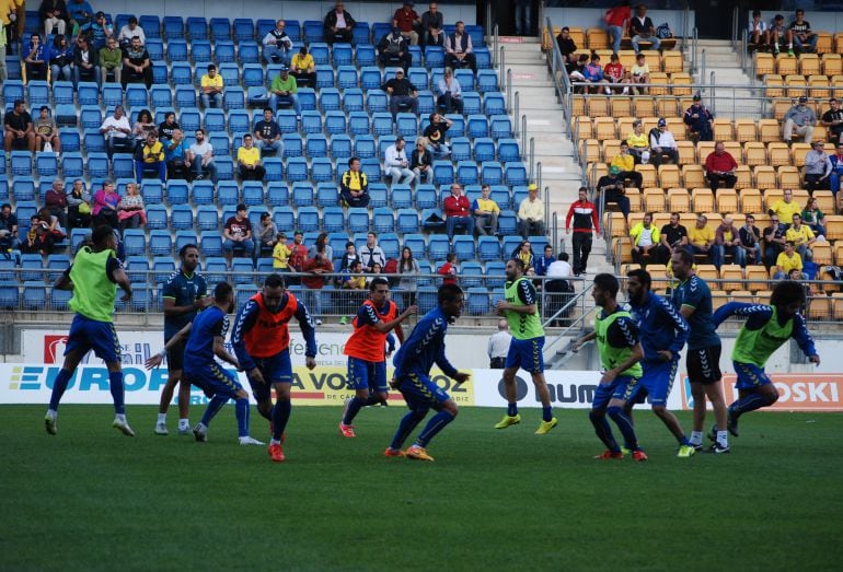 El Cádiz calienta antes de un partido en Carranza